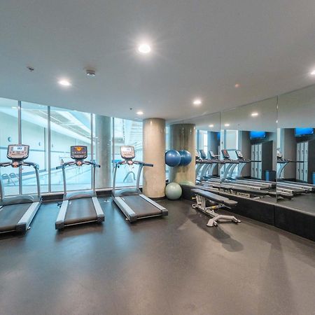 Central 1-Bedroom Apartment With Pool, Jacuzzi & Sauna Vancouver Bagian luar foto