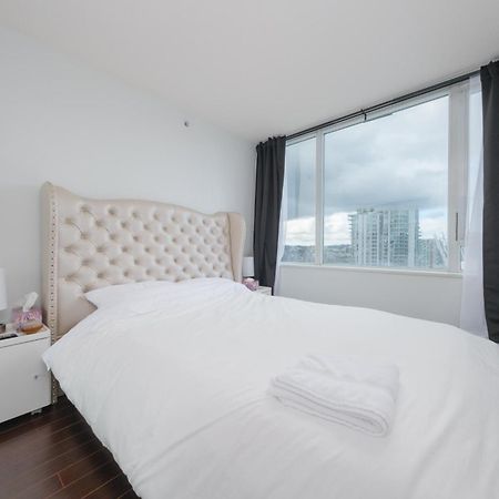 Central 1-Bedroom Apartment With Pool, Jacuzzi & Sauna Vancouver Bagian luar foto
