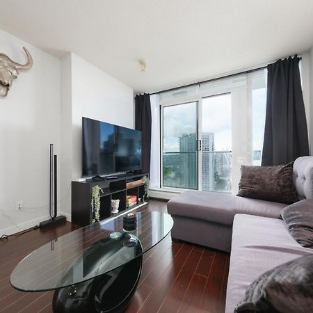 Central 1-Bedroom Apartment With Pool, Jacuzzi & Sauna Vancouver Bagian luar foto