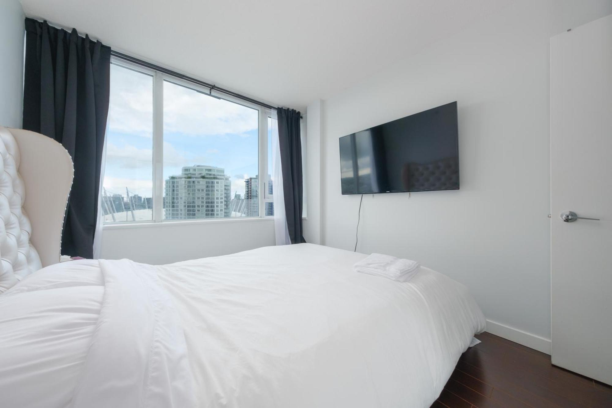 Central 1-Bedroom Apartment With Pool, Jacuzzi & Sauna Vancouver Bagian luar foto