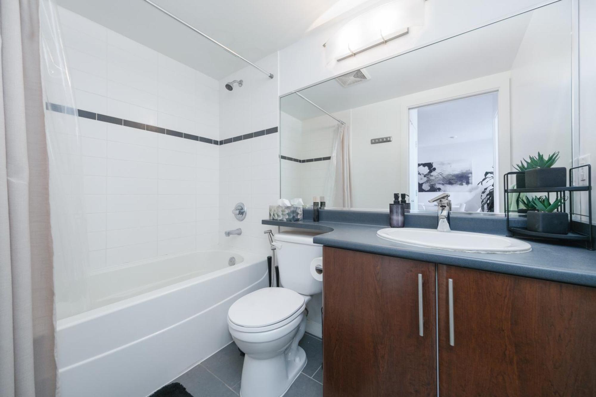 Central 1-Bedroom Apartment With Pool, Jacuzzi & Sauna Vancouver Bagian luar foto
