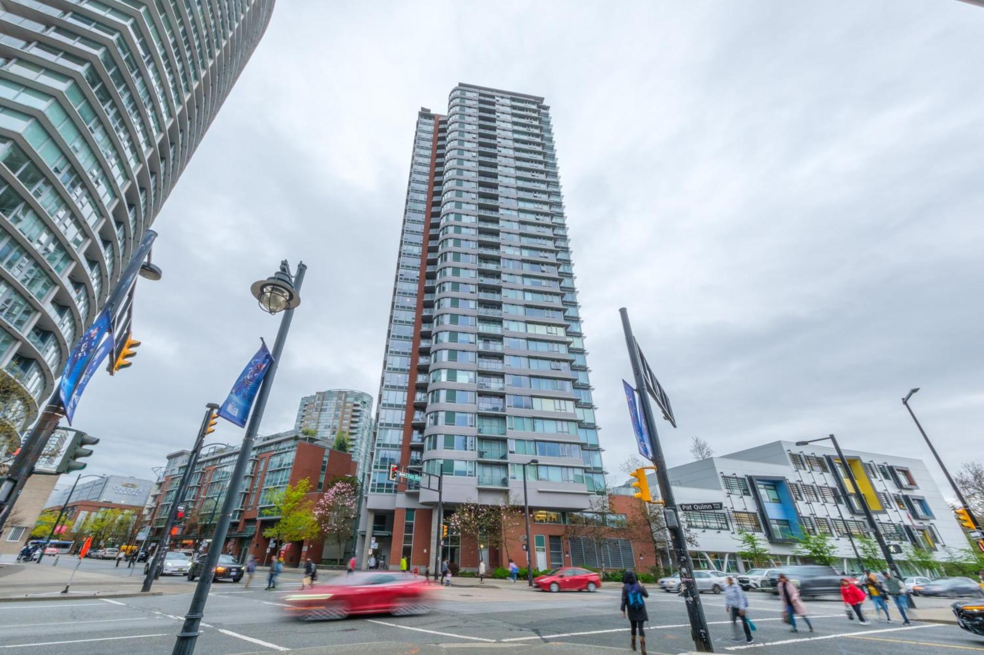 Central 1-Bedroom Apartment With Pool, Jacuzzi & Sauna Vancouver Bagian luar foto