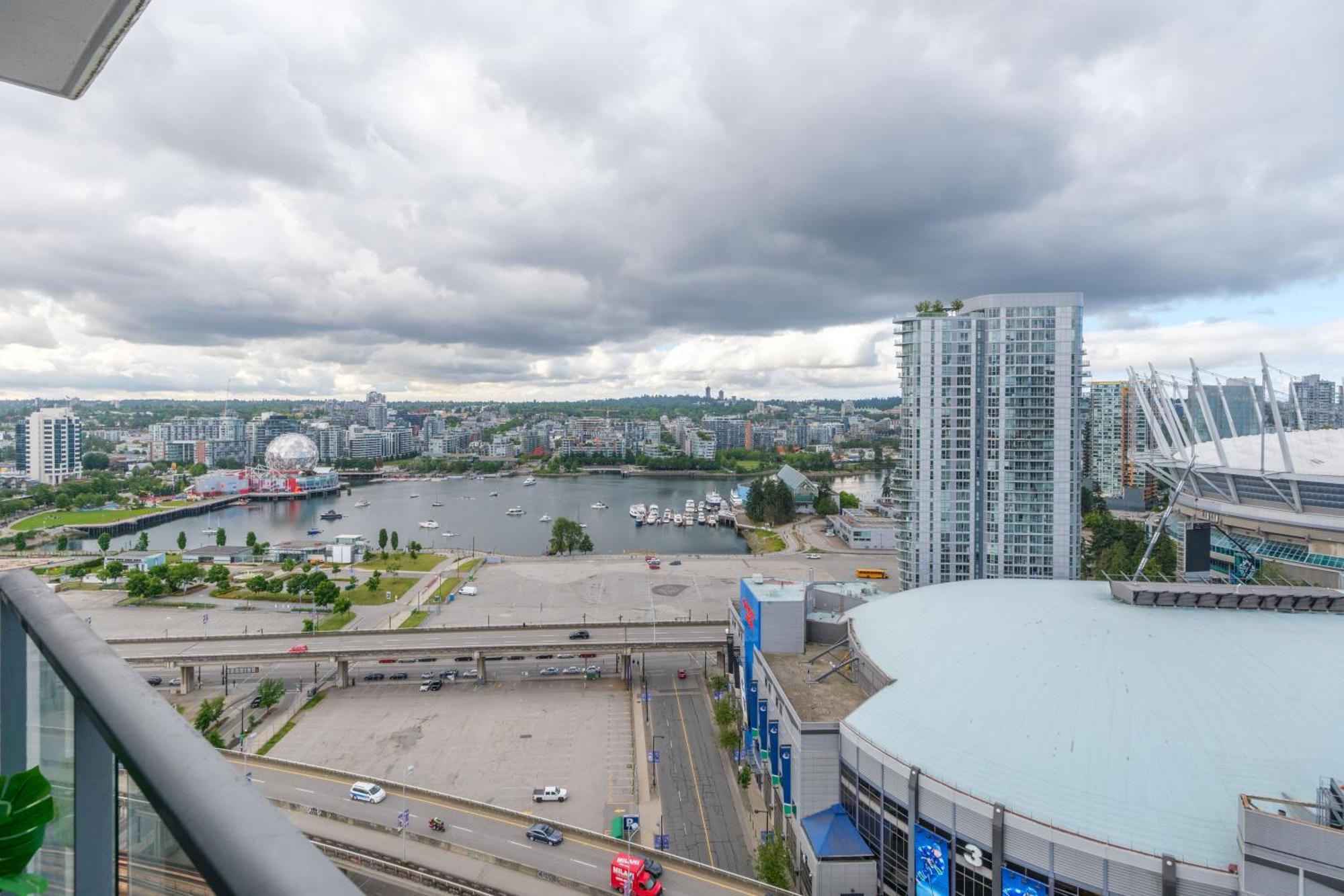Central 1-Bedroom Apartment With Pool, Jacuzzi & Sauna Vancouver Bagian luar foto