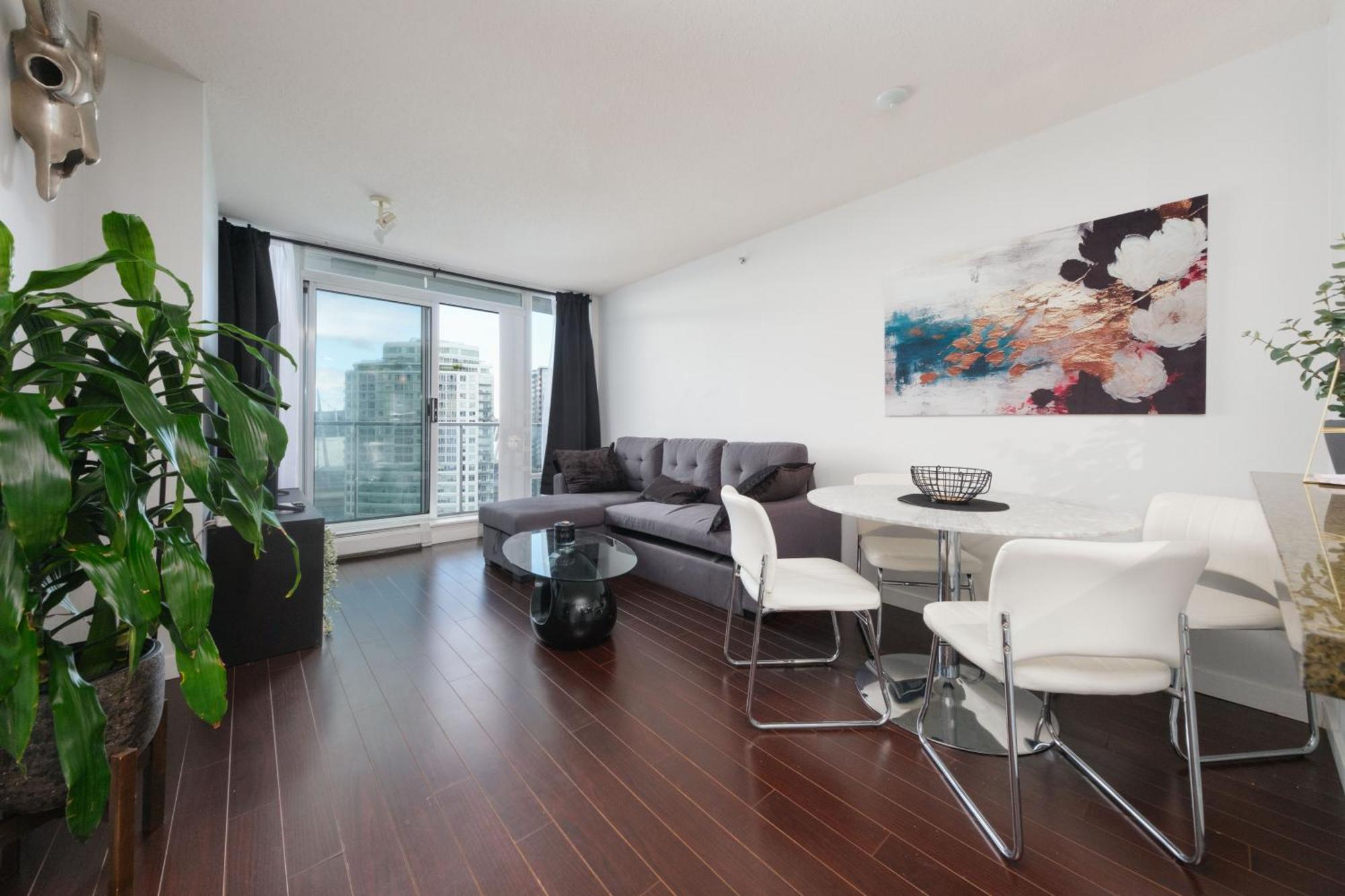 Central 1-Bedroom Apartment With Pool, Jacuzzi & Sauna Vancouver Bagian luar foto