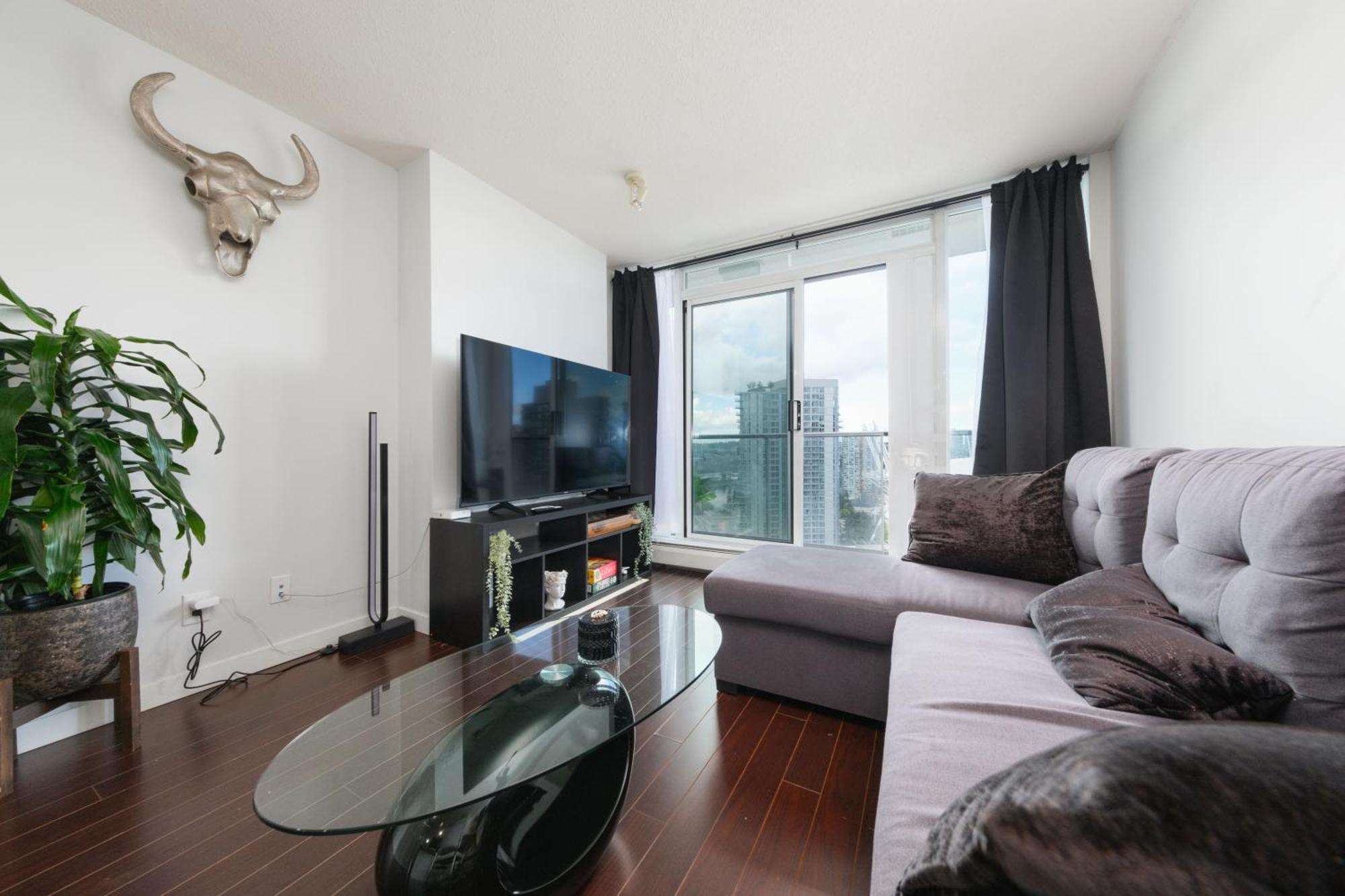 Central 1-Bedroom Apartment With Pool, Jacuzzi & Sauna Vancouver Bagian luar foto