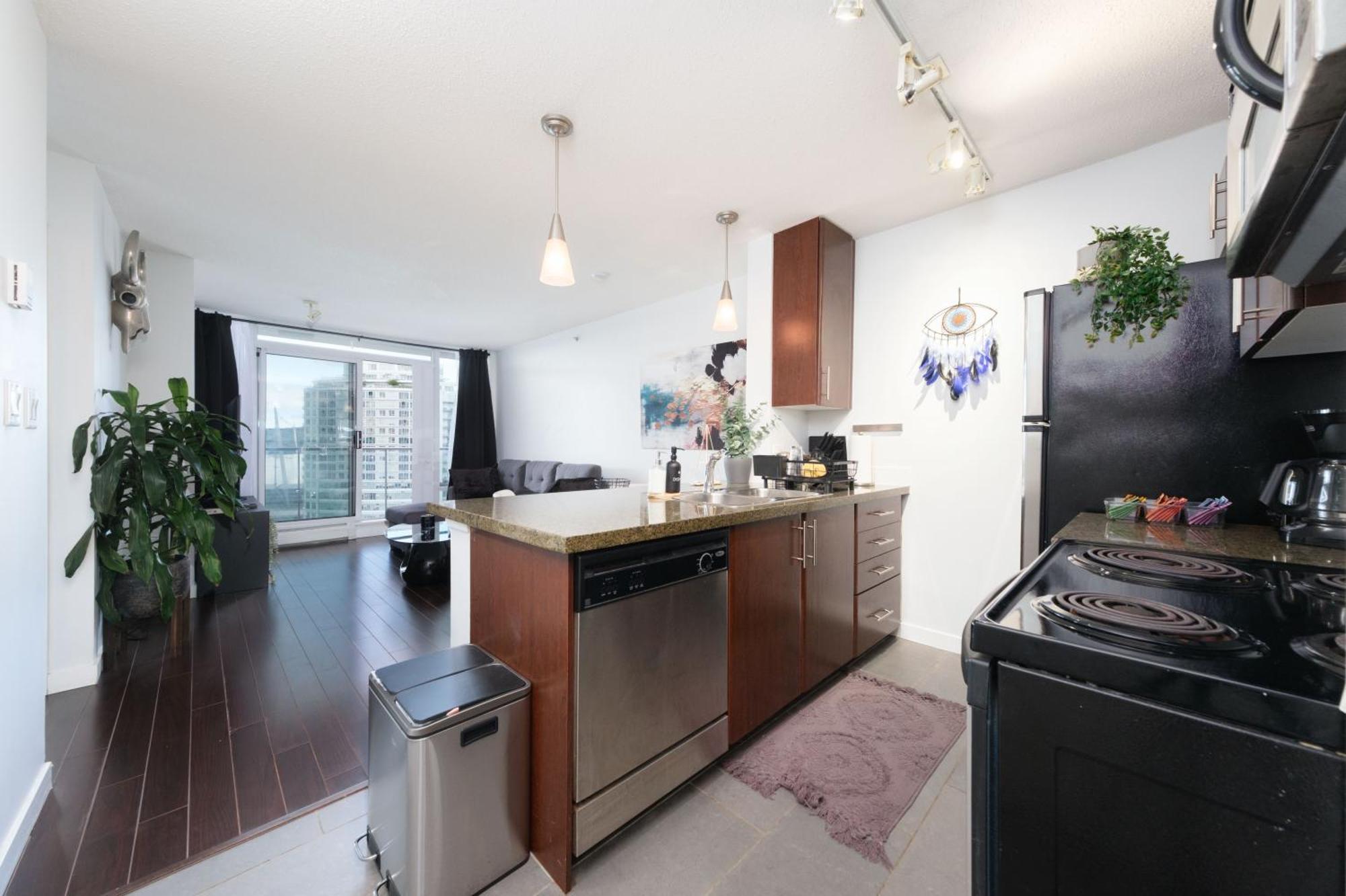 Central 1-Bedroom Apartment With Pool, Jacuzzi & Sauna Vancouver Bagian luar foto