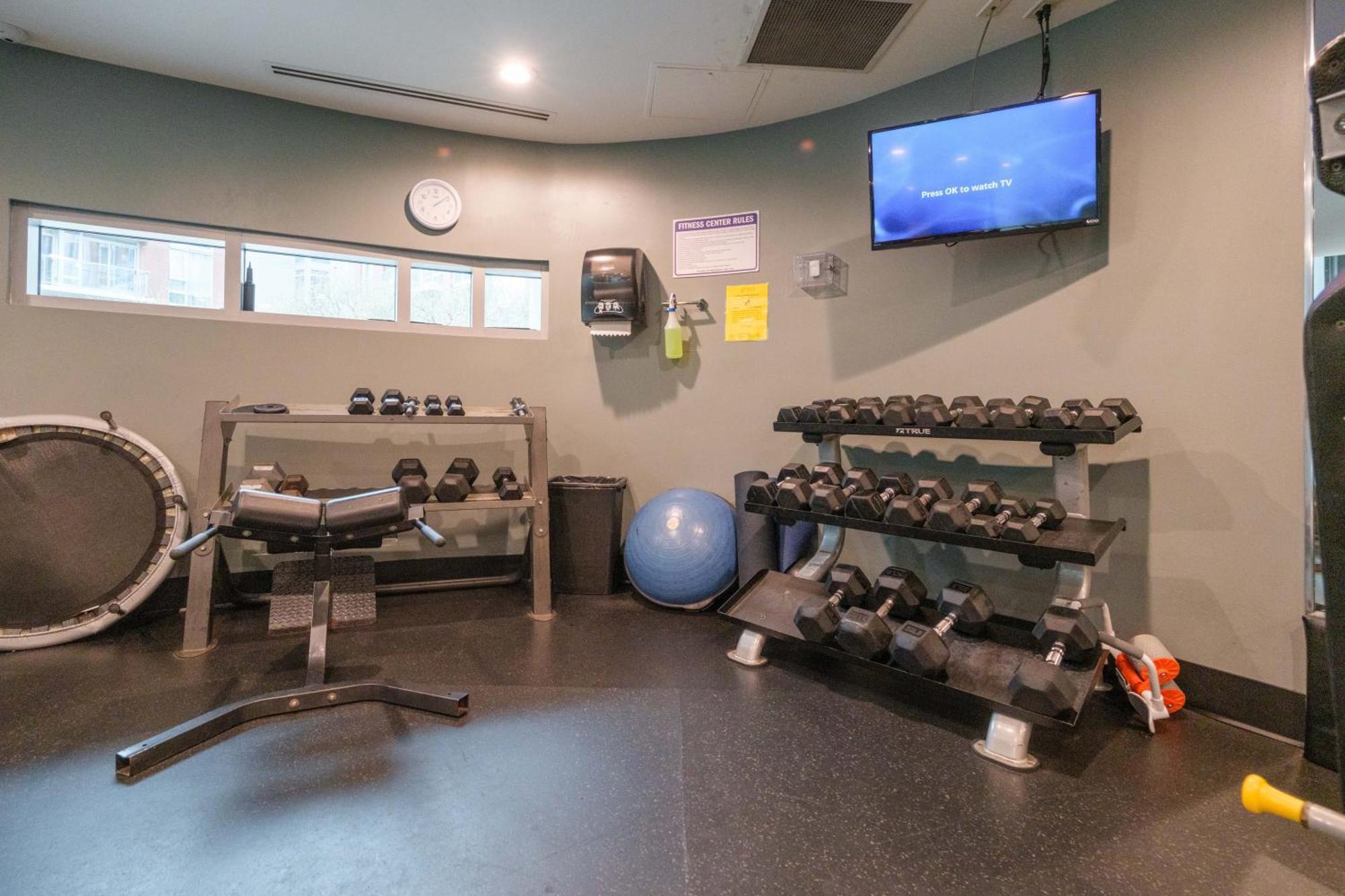 Central 1-Bedroom Apartment With Pool, Jacuzzi & Sauna Vancouver Bagian luar foto