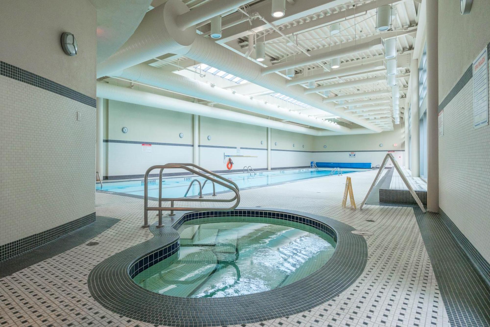 Central 1-Bedroom Apartment With Pool, Jacuzzi & Sauna Vancouver Bagian luar foto