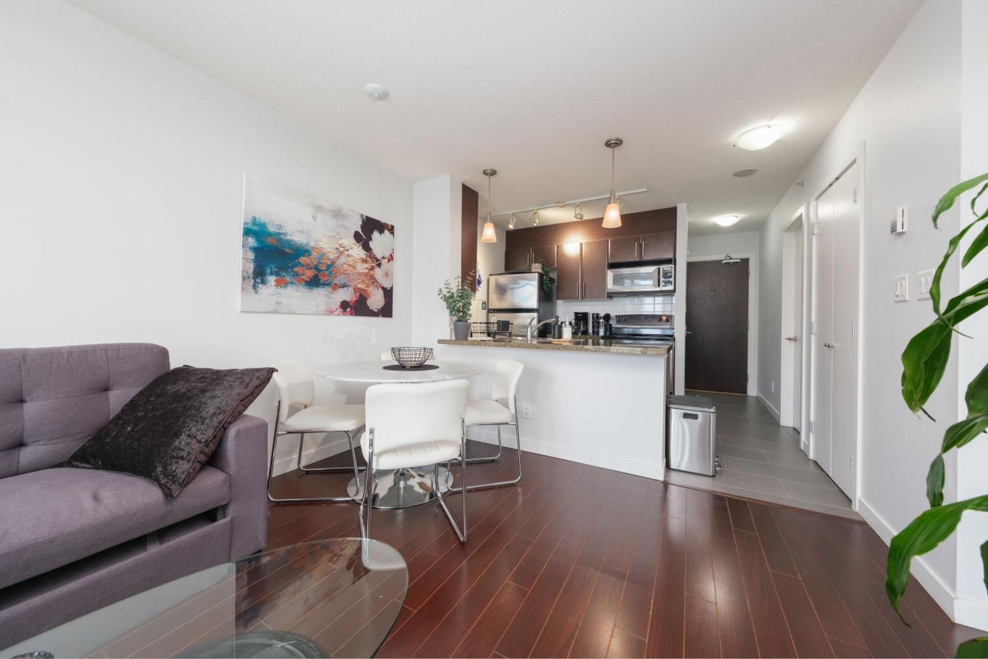 Central 1-Bedroom Apartment With Pool, Jacuzzi & Sauna Vancouver Bagian luar foto